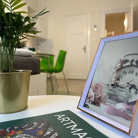 Deri Hangout Base By Downtown