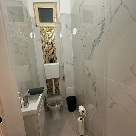 Deri Hangout Base By Downtown