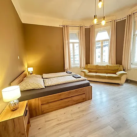 Deri Hangout Base By Downtown