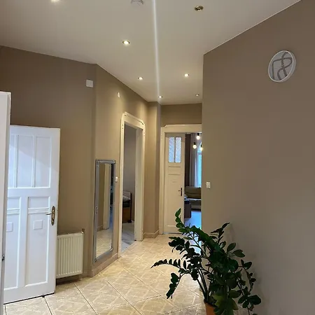 Deri Hangout Base By Downtown Apartman *