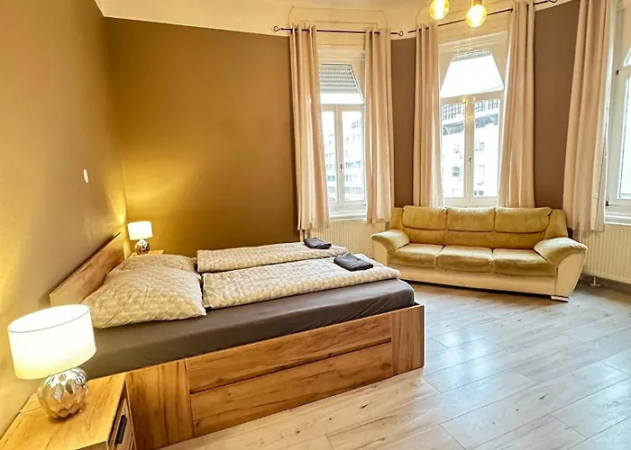 Deri Hangout Base By Downtown