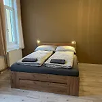 Deri Hangout Base By Downtown