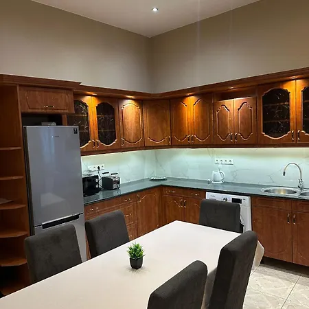 Deri Hangout Base By Downtown Budapeszt