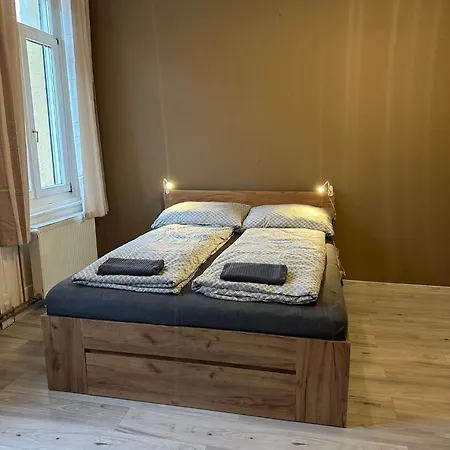 Deri Hangout Base By Downtown